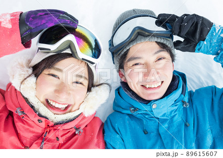 雪山を楽しむカップル 89615607