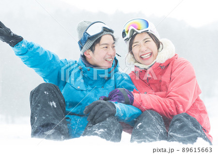 雪山を楽しむカップル 89615663