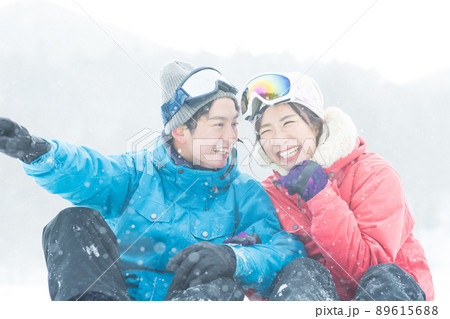 雪山を楽しむカップル 89615688