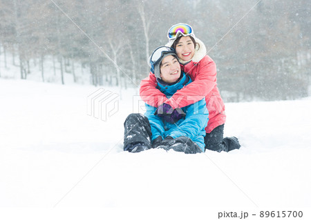 雪山を楽しむカップル 雪山を楽しむカップル 89615700