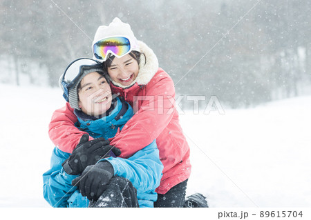 雪山を楽しむカップル 雪山を楽しむカップル 89615704