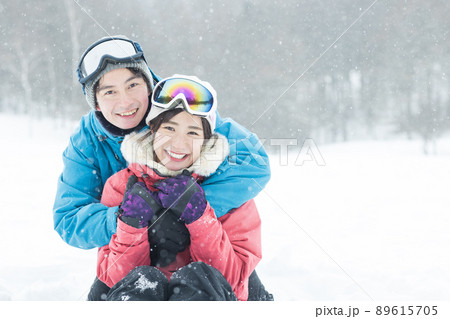 雪山を楽しむカップル 雪山を楽しむカップル 89615705