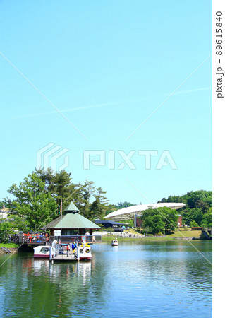 豊田市、家族連れで賑わう鞍ヶ池公園の風景 89615840