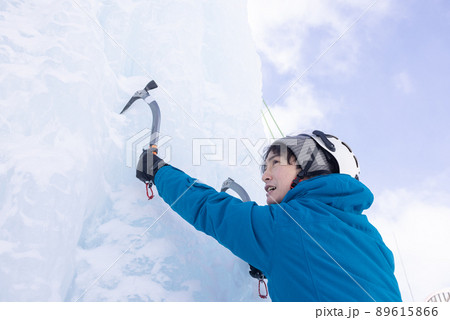 アイスクライミングを楽しむ男性 89615866