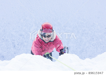アイスクライミングを楽しむ女性 89615947