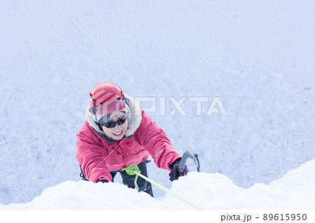 アイスクライミングを楽しむ女性 89615950