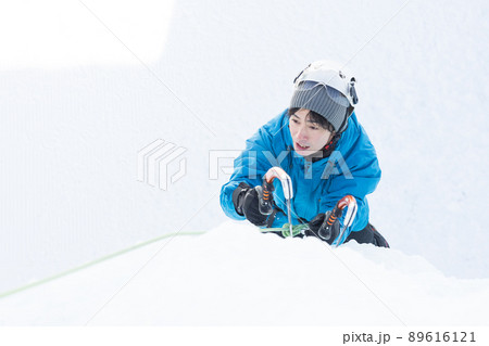 アイスクライミングを楽しむ男性 89616121