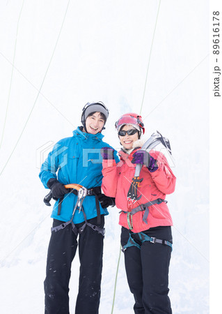 アイスクライミングを楽しむ男女 89616178