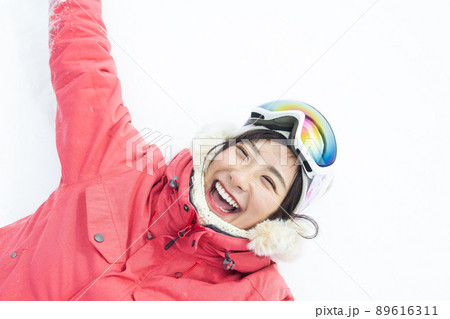 雪山を楽しむ女性 89616311