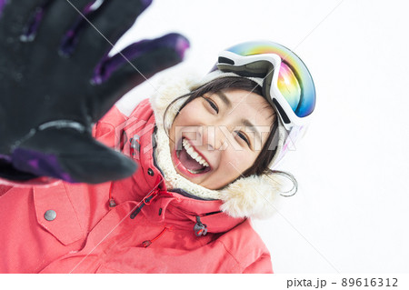 雪山を楽しむ女性 89616312
