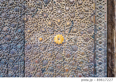 Ornaments of the bronze-plate ornate door with geometric pattern decorations Ornaments of the bronze-plate ornate door with geometric pattern decorations 89617227