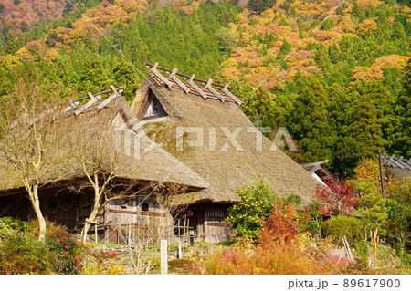 萱葺き屋根の家屋と紅葉/美山かやぶきの里(京都府南丹市) 萱葺き屋根の家屋と紅葉/美山かやぶきの里(京都府南丹市) 89617900