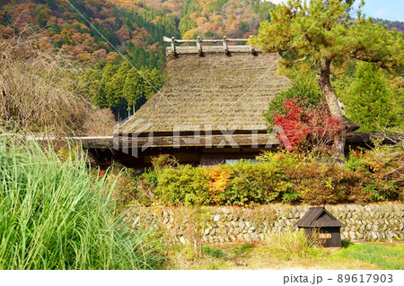 萱葺き屋根の家屋と紅葉／美山かやぶきの里（京都府南丹市） 89617903
