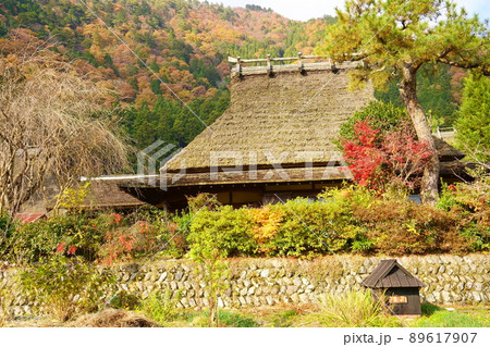 萱葺き屋根の家屋と紅葉／美山かやぶきの里（京都府南丹市） 89617907