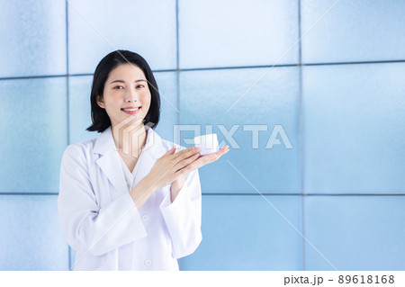 白衣の女性 89618168