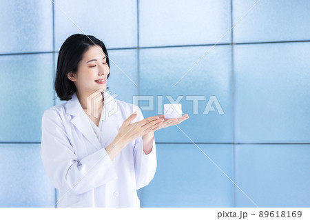 白衣の女性 89618169
