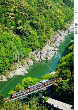 【小歩危峡の大俯瞰】2700系気動車・特急南風 89618208