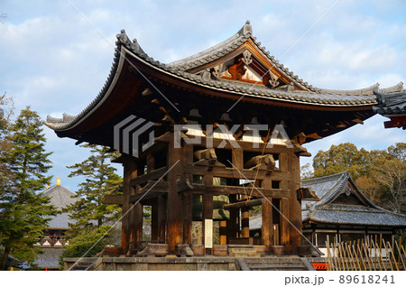 【世界遺産 古都奈良の文化財】早春の朝日を浴びる東大寺の鐘楼2　奈良県奈良市 89618241