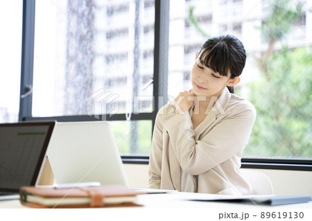 仕事で疲れている女性　ビジネス 89619130