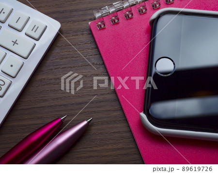 手帳、スマホのビジネスイメージ (女性) 手帳、スマホのビジネスイメージ (女性) 89619726