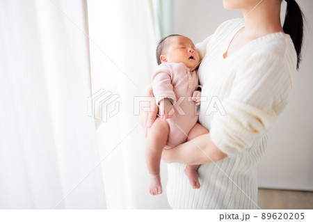 外気浴　風に当たる親子　赤ちゃん　新生児　レースカーテン 89620205