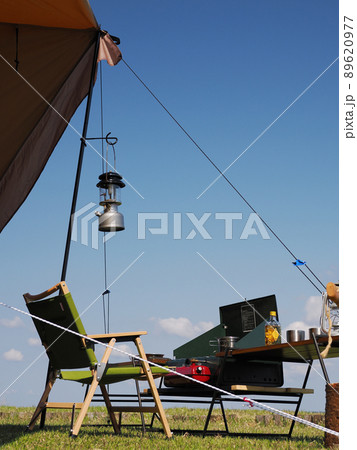 海辺のソロキャンプ爽やかな朝 89620977