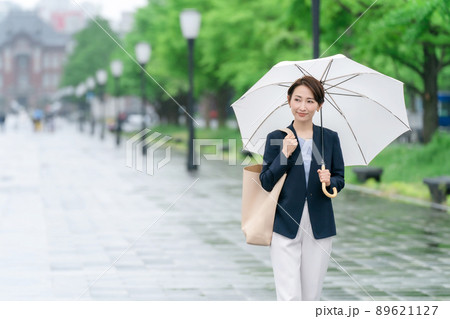 ビジネスウーマン 雨 傘 梅雨 ビジネスウーマン 雨 傘 梅雨 89621127