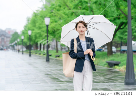 ビジネスウーマン　雨　傘　梅雨 89621131