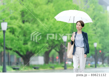 ビジネスウーマン　雨　傘　梅雨 89621132