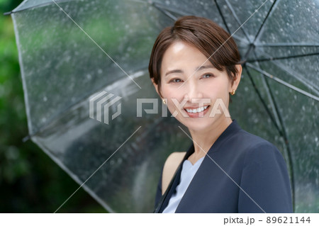 梅雨　雨　ビジネスウーマン　傘 89621144