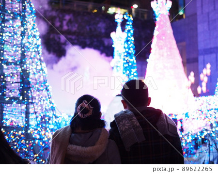 イルミネーションを見るカップル イルミネーションを見るカップル 89622265