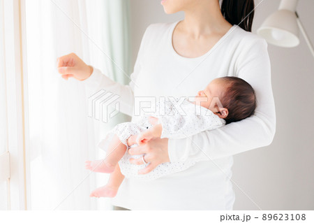外気浴する親子　赤ちゃん　新生児　レースカーテン 89623108