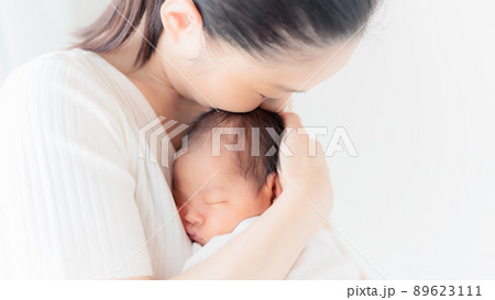 赤ちゃんを抱く母親　縦抱き 89623111