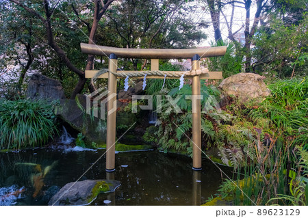 東京都港区 愛宕神社の池にある鳥居 東京都港区 愛宕神社の池にある鳥居 89623129