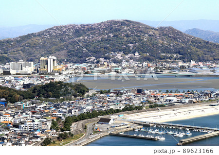 桜満開の名草山・紀三井寺方面を高津子山頂上より望む 和歌山市 89623166