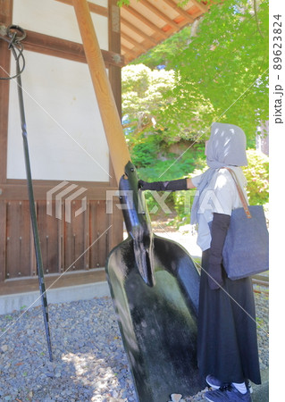 大きなスコップと火箸を眺める参拝者（可睡斎の観音堂　静岡県 袋井市） 89623824