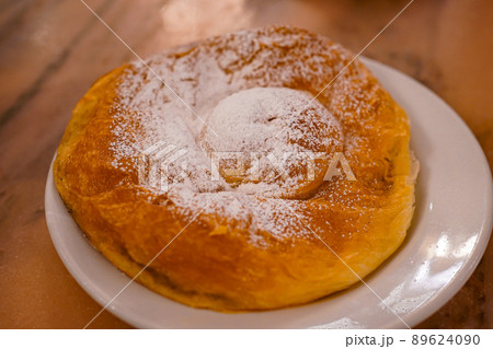 スペインのマヨルカ伝統菓子エンサイマーダ 89624090