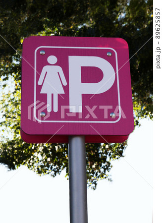 日本ではまだまだ少ない女性専用駐車スペース 日本ではまだまだ少ない女性専用駐車スペース 89625857