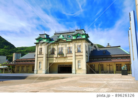 【福岡県】晴天下のJR門司港駅 【福岡県】晴天下のJR門司港駅 89626326