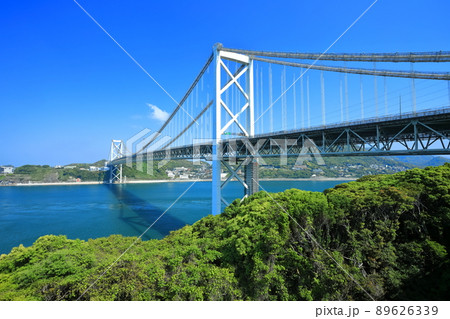 快晴下の関門橋（関門海峡） 89626339