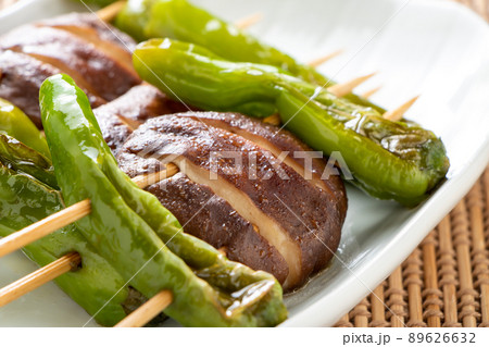 椎茸とししとうの串焼き。 椎茸とししとうの串焼き。 89626632