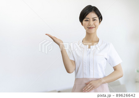 カメラ目線で笑顔のエスティシャン カメラ目線で笑顔のエスティシャン 89626642