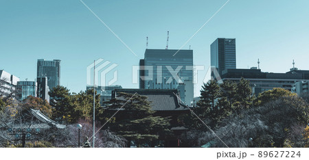東京都港区の増上寺（旧広書院）から眺めるオフィスビル 89627224