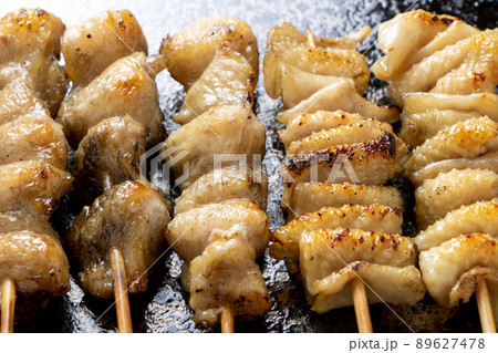 焼き鳥(塩焼き)盛り合わせ。鶏皮串とぼんじり串。 焼き鳥(塩焼き)盛り合わせ。鶏皮串とぼんじり串。 89627478