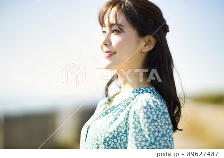 海辺に立つワンピースの若い女性 海辺に立つワンピースの若い女性 89627487