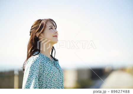 海辺に立つワンピースの若い女性 海辺に立つワンピースの若い女性 89627488