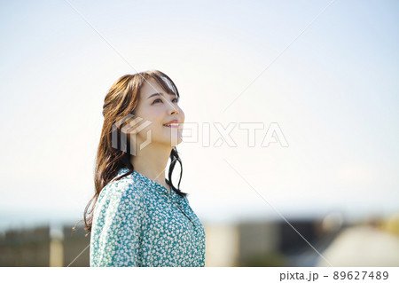 海辺に立つワンピースの若い女性 海辺に立つワンピースの若い女性 89627489