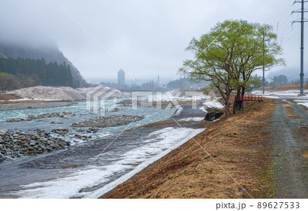 雪どけの魚野川 神弁橋上流方面の眺め 関越自動車道湯沢IC付近 残雪 早春の風景 雪どけの魚野川 神弁橋上流方面の眺め 関越自動車道湯沢IC付近 残雪 早春の風景 89627533