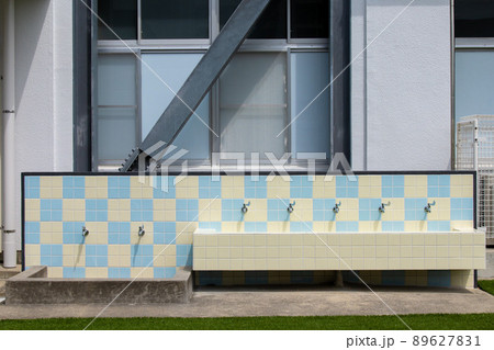 カラフルな小学校の手洗い場 89627831