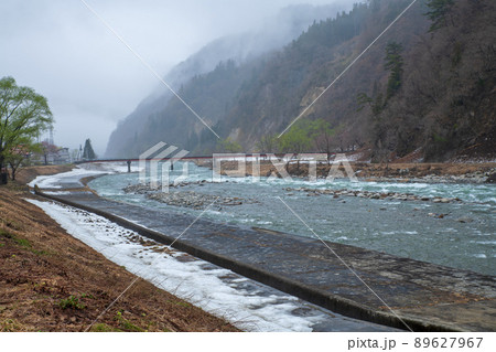 雪どけの魚野川 神弁橋方面の眺め 関越自動車道湯沢IC付近 残雪 早春の風景 雪どけの魚野川 神弁橋方面の眺め 関越自動車道湯沢IC付近 残雪 早春の風景 89627967
